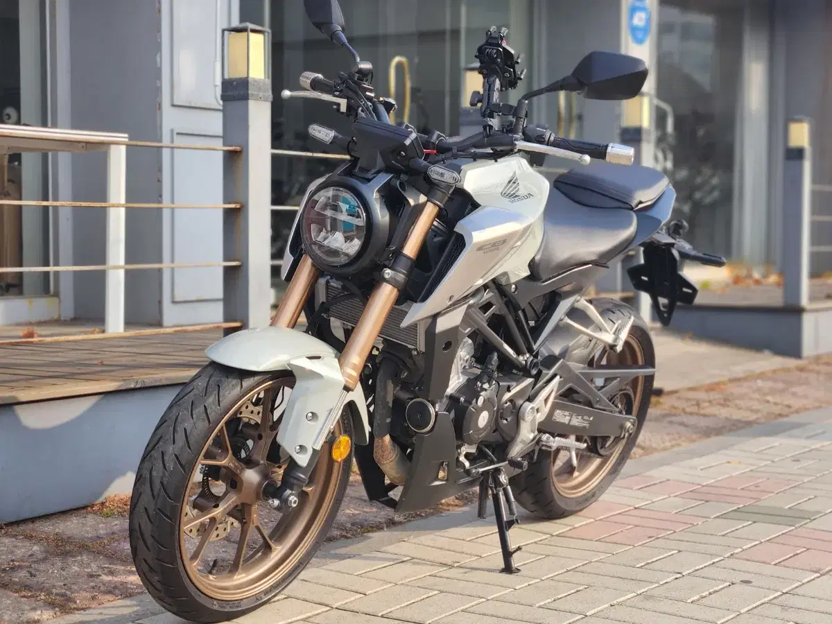 2022년식 혼다 CB125 2채널블랙박스 입문용 저렴하게 판매합니다.